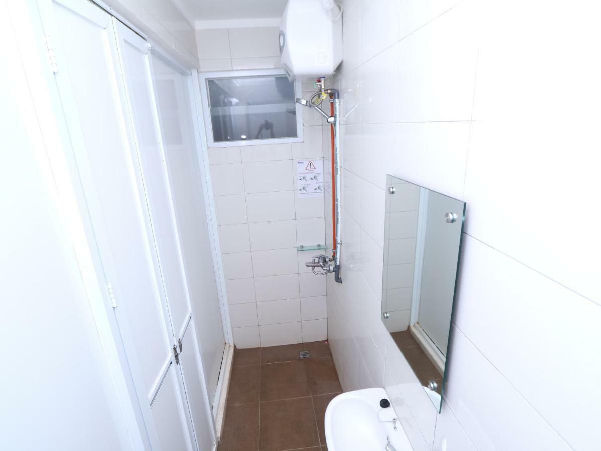 ホテル Kamar Keluarga Tanah Abang ジャカルタ エクステリア 写真